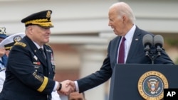 Tổng thống Joe Biden (phải) bắt tay Tướng Mark Milley, Chủ tịch Hội đồng Tham mưu trưởng Liên quân Hoa Kỳ chuẩn bị mãn nhiệm, trong buổi lễ chia tay của quân đội Mỹ vinh danh ông Milley vào ngày 29/9/2023.