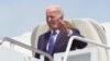 Prezidan Joe Biden desann nan avyon Air Force One apre li rive nan baz aviyasyon Andrews nan eta Maryland, 23 Jiye, 2024. 