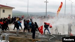 Nisan ayı başlarında davaları protesto etmek için Silivri’de mahkeme önünde toplanan binlerce göstericiye polis basınçlı su ve gazla müdahale etmişti.