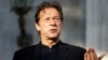 وزیرِ اعظم عمران خان نے کہا کہ بیرونِ ممالک سفارت خانوں میں تعینات سفیروں سے ان کی گفتگو اور تنقید کو براہِ راست نشر نہیں کیا جانا چاہیے تھا کیوں کہ اس سے یہ تاثر گیا کہ دفترِ خارجہ کام نہیں کر رہا۔ (فائل فوٹو)