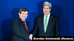 Ahmet Davutoğlu ve John Kerry, Münih'te gazetecilere poz verirken