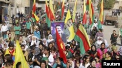  Abdullah Öcalan'ın posteri ile PKK lehinde gösteri yapan Suriyeli Kürtler