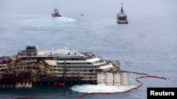 Các công nhân nâng chiếc du thuyền Costa Concordia lên tại cảng Giglio, ngày 14/7/2014.