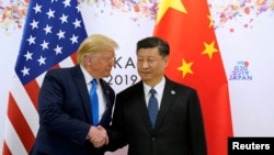 Tổng thống Hoa Kỳ Donald Trump trong nhiệm kỳ đầu tiên bắt tay Chủ tịch Trung Quốc Tập Cận Bình trước cuộc họp song phương tại hội nghị thượng đỉnh G20 ở Osaka, Nhật Bản, ngày 29/6/2019. 