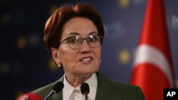 Meral Akşener belediye başkan adayını açıklamak üzere gittiği Uşak’ta teşkilat buluşmasındaki konuşmasında, geçen hafta partiden istifa eden İstanbul Milletvekili Salim Ensarioğlu’nu hedef aldı.